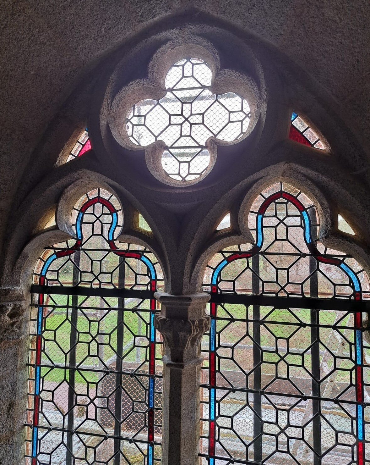 Restitution des six vitraux de l’église Saint-Hilaire de Poitiers en 2023